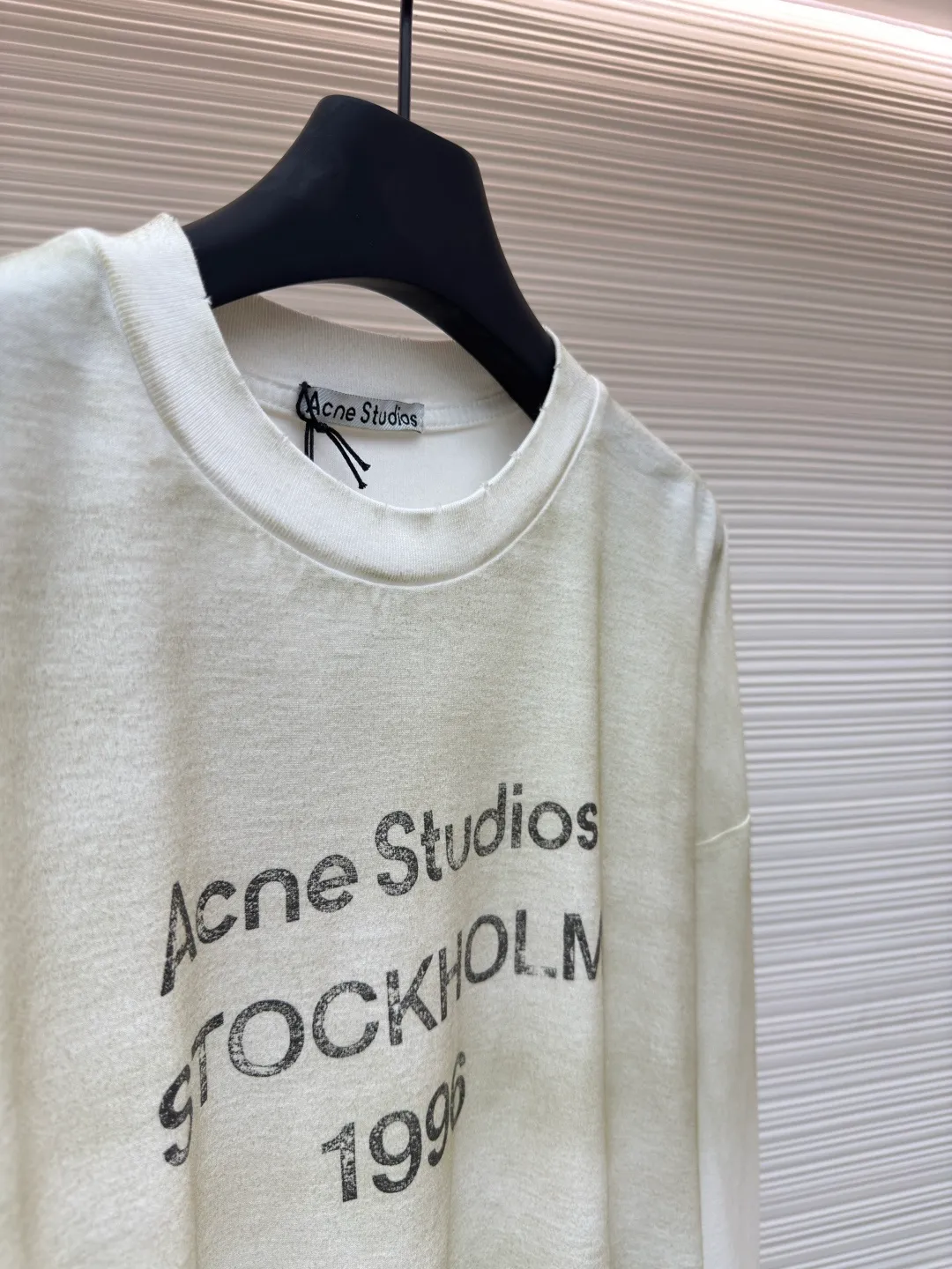 Acne Studios 1966 mud-dyed, washed and distressed long sleeves ●Authentic product: purchased and developed in 2049 ●Item number: 1680628-A15 ●Fabric: super soft cotton fabric ●Technology: washed and distressed ●Version: loose fit ●Weight: about 375 grams ●Size: S-M-L-XL ●Description: Made of ultra-soft pure cotton fabric, garment-dyed, washed and distressed, the chest part has a dirty feel, and the lower part shows a gradient effect. The neckline is slightly frayed to better fit the overall tone. The overall line is straight and delicate, the fabric is comfortable and soft, and the color is consistent without color difference. It can be matched with the same style to create a fashionable look and control various occasions. Customized accessories, complete with three standards, the same style for men and women!